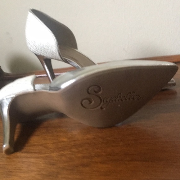 New Seychelles, never been worn Silver pumps - Picture 5 of 5